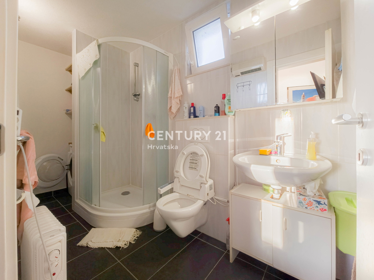 ZADAR, KOŽINO, CASA CON 3 APPARTAMENTI, GARAGE, VISTA MARE, 200 m DAL MARE