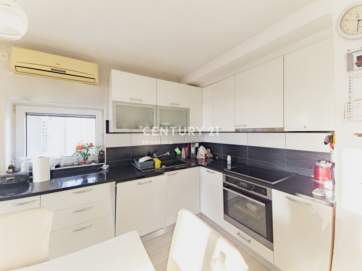 ZADAR, KOŽINO, CASA CON 3 APPARTAMENTI, GARAGE, VISTA MARE, 200 m DAL MARE