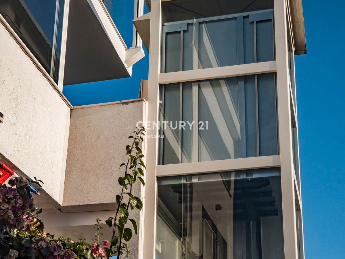 ZADAR, KOŽINO, CASA CON 3 APPARTAMENTI, GARAGE, VISTA MARE, 200 m DAL MARE