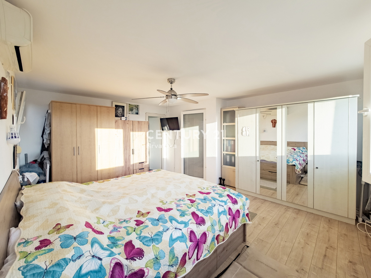 ZADAR, KOŽINO, CASA CON 3 APPARTAMENTI, GARAGE, VISTA MARE, 200 m DAL MARE