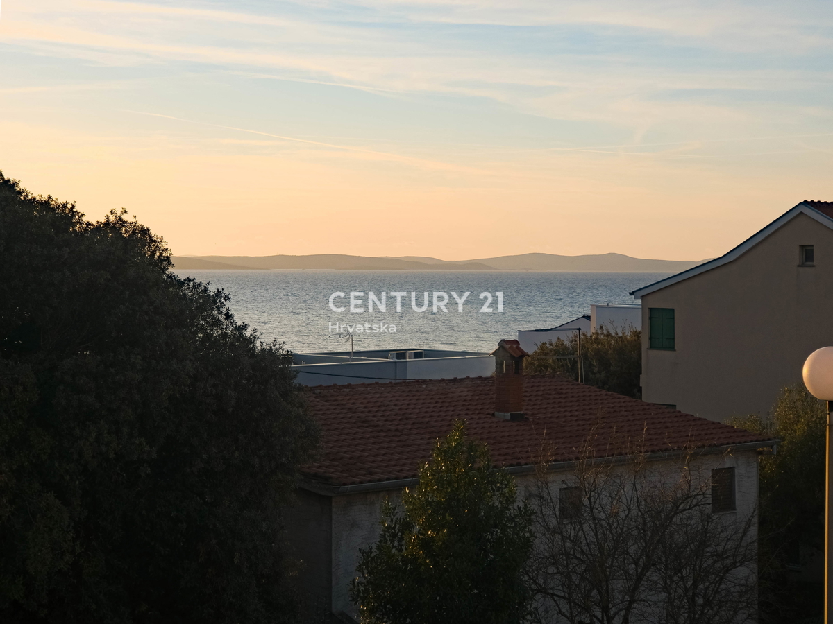 ZADAR, KOŽINO, CASA CON 3 APPARTAMENTI, GARAGE, VISTA MARE, 200 m DAL MARE