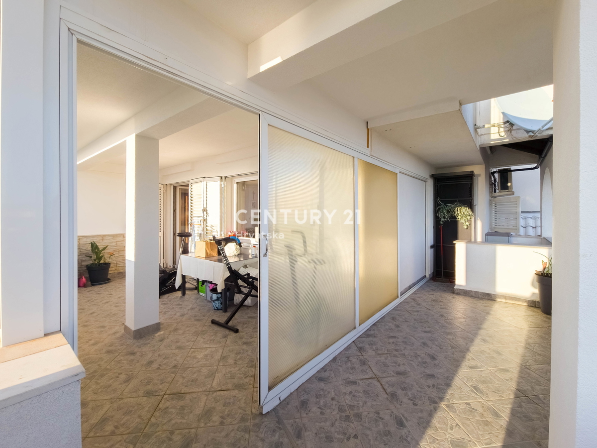 ZADAR, KOŽINO, CASA CON 3 APPARTAMENTI, GARAGE, VISTA MARE, 200 m DAL MARE