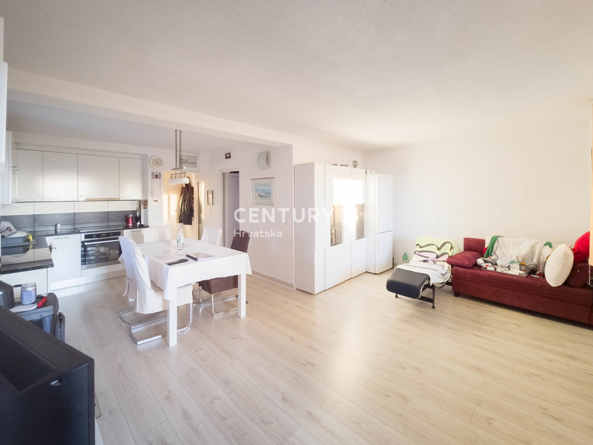 ZADAR, KOŽINO, CASA CON 3 APPARTAMENTI, GARAGE, VISTA MARE, 200 m DAL MARE