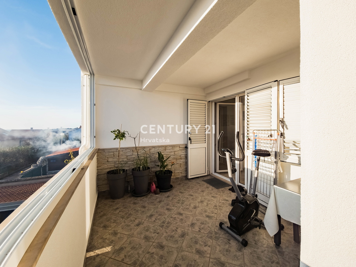 ZADAR, KOŽINO, CASA CON 3 APPARTAMENTI, GARAGE, VISTA MARE, 200 m DAL MARE