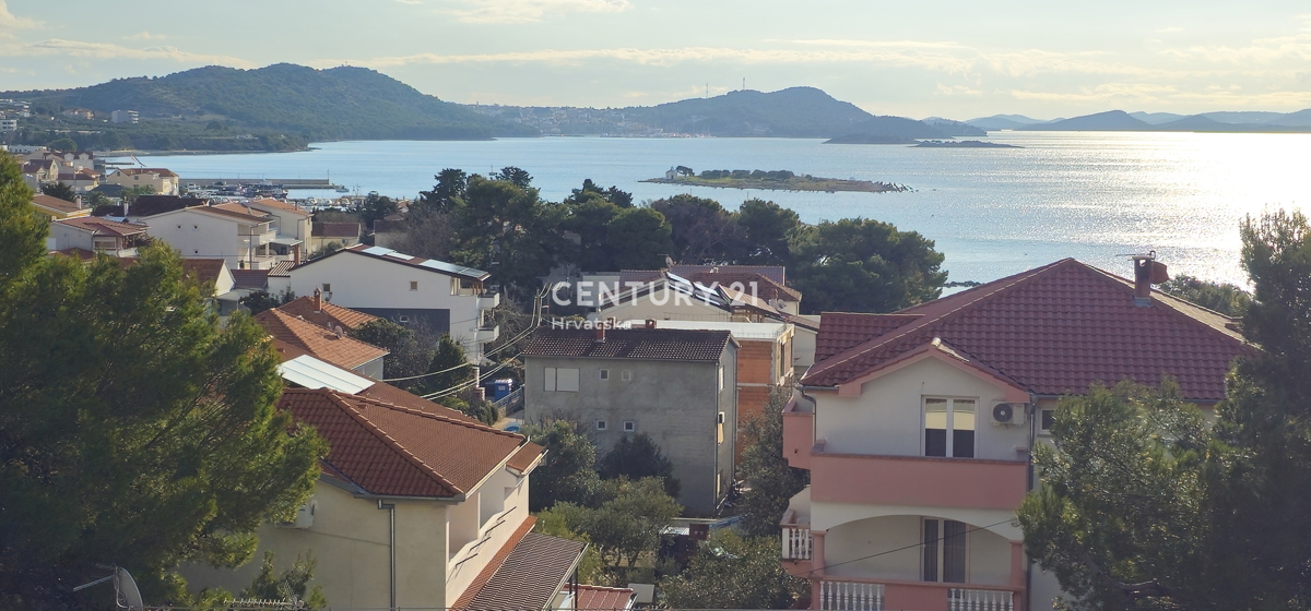 Pakoštane, appartamento di due camere e mezzo con loggia coperta e terrazza sul tetto con splendida vista sul mare e sulle isole