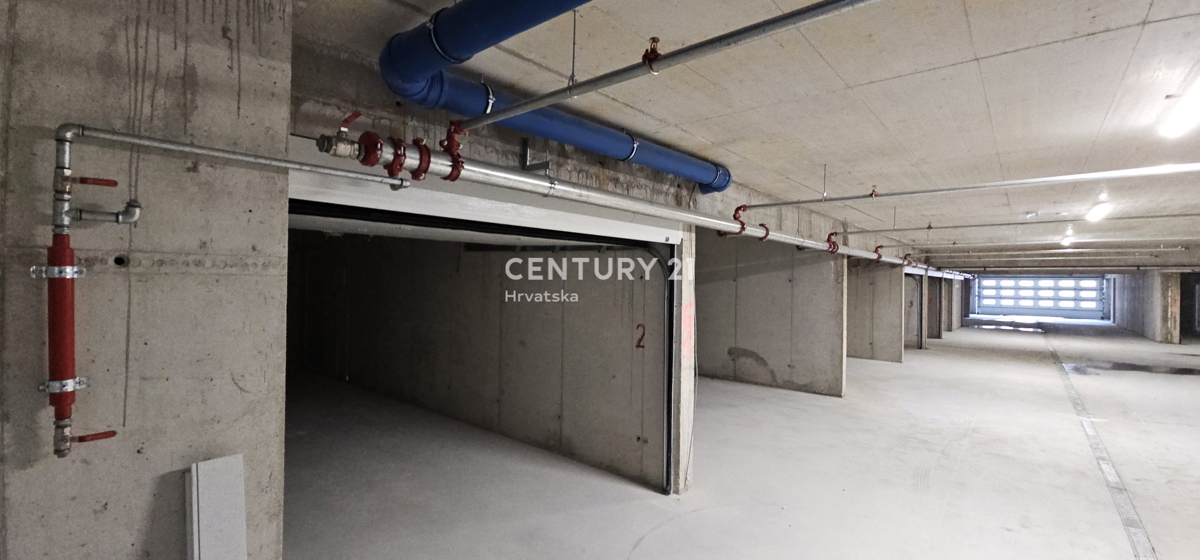 Pakoštane, appartamento di due camere e mezzo con loggia coperta e terrazza sul tetto con splendida vista sul mare e sulle isole