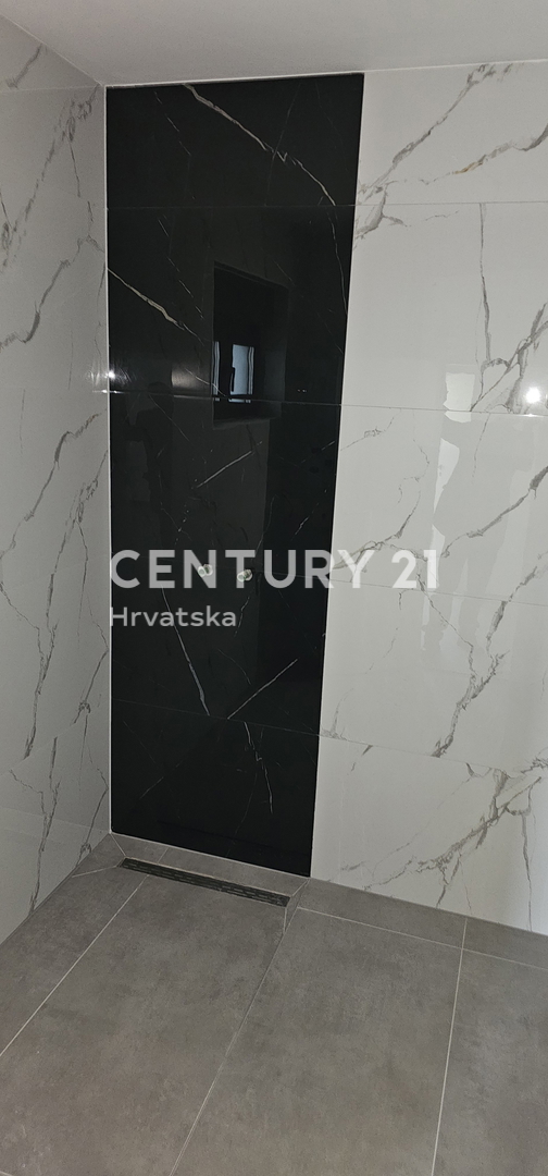 Pakoštane, appartamento di due camere e mezzo con loggia coperta e terrazza sul tetto con splendida vista sul mare e sulle isole