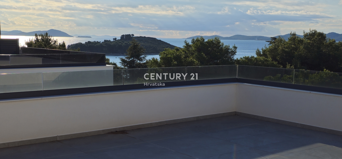 Pakoštane, appartamento di due camere e mezzo con loggia coperta e terrazza sul tetto con splendida vista sul mare e sulle isole