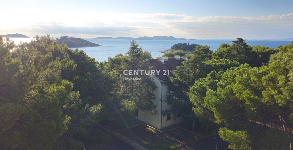 Pakoštane, appartamento di due camere e mezzo con loggia coperta e terrazza sul tetto con splendida vista sul mare e sulle isole