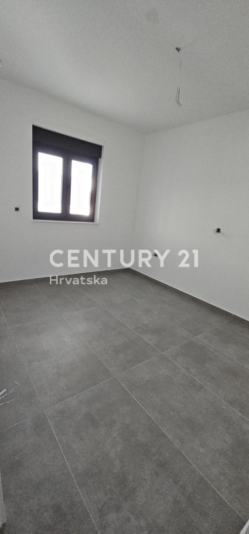 Pakoštane, appartamento di due camere e mezzo con loggia coperta e terrazza sul tetto con splendida vista sul mare e sulle isole