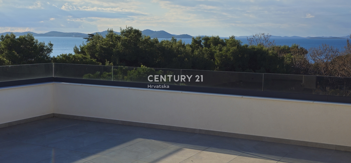 Pakoštane, appartamento di due camere e mezzo con loggia coperta e terrazza sul tetto con splendida vista sul mare e sulle isole
