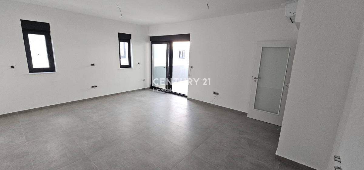 Pakoštane, appartamento di due camere e mezzo con loggia coperta e terrazza sul tetto con splendida vista sul mare e sulle isole