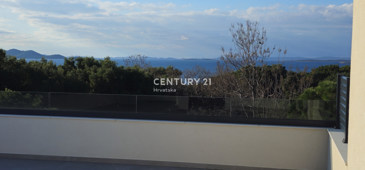 Pakoštane, appartamento di due camere e mezzo con loggia coperta e terrazza sul tetto con splendida vista sul mare e sulle isole