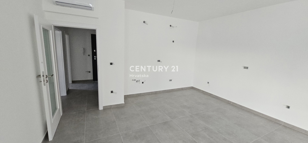 Pakoštane, appartamento di due camere e mezzo con loggia coperta e terrazza sul tetto con splendida vista sul mare e sulle isole