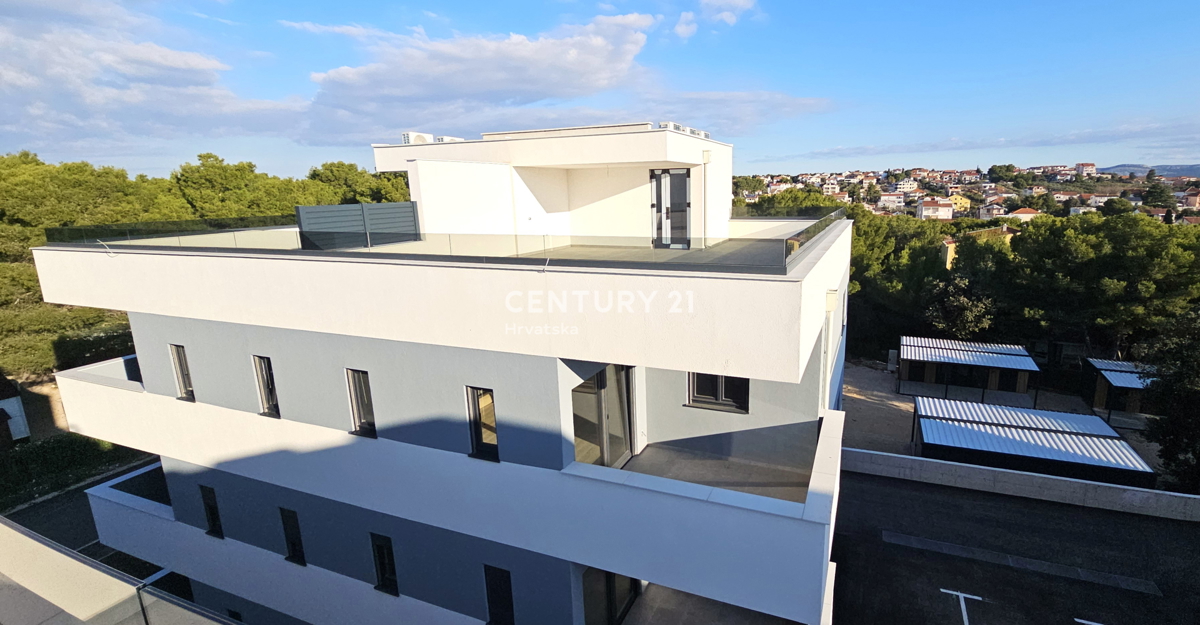 Pakoštane, appartamento di due camere e mezzo con loggia coperta e terrazza sul tetto con splendida vista sul mare e sulle isole