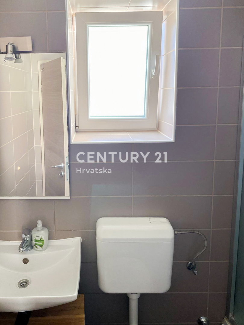 Zadar, Campo Castello, vendo appartamento di due locali e mezzo di 51 m2 al primo piano di un edificio