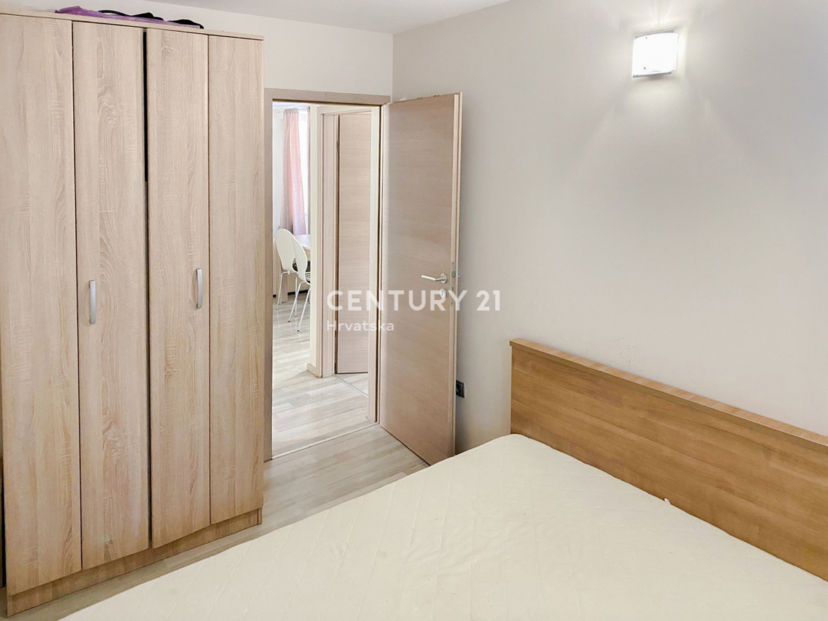 Zadar, Campo Castello, vendo appartamento di due locali e mezzo di 51 m2 al primo piano di un edificio