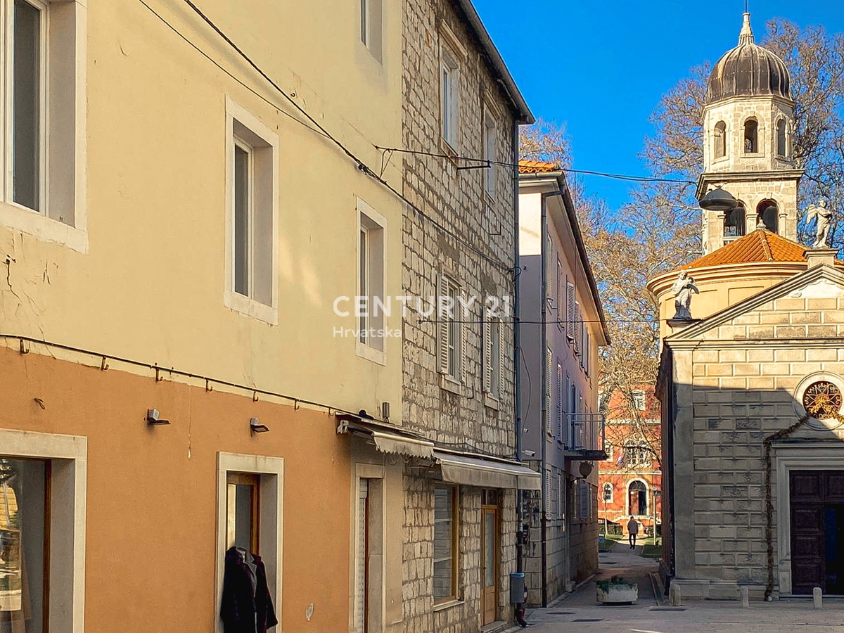 Zadar, Campo Castello, vendo appartamento di due locali e mezzo di 51 m2 al primo piano di un edificio