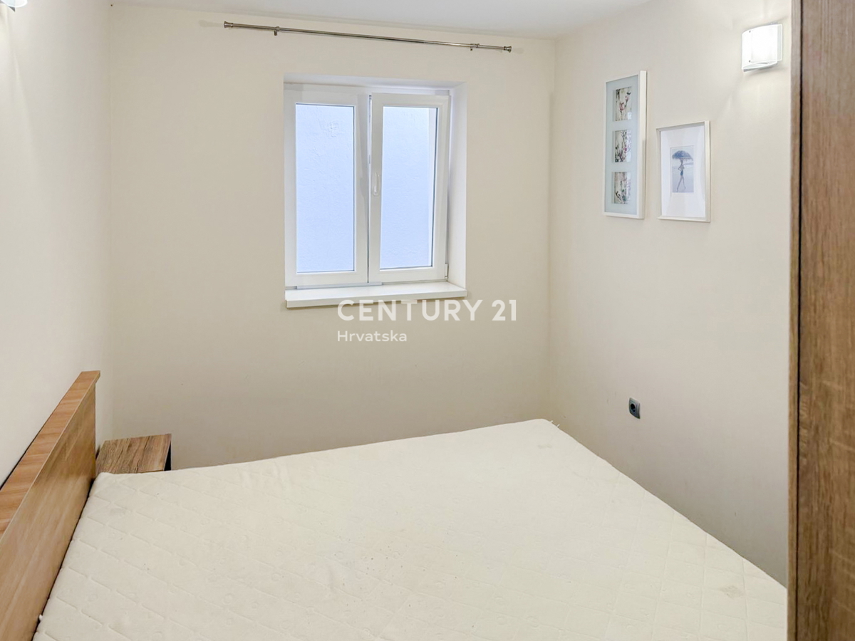 Zadar, Campo Castello, vendo appartamento di due locali e mezzo di 51 m2 al primo piano di un edificio