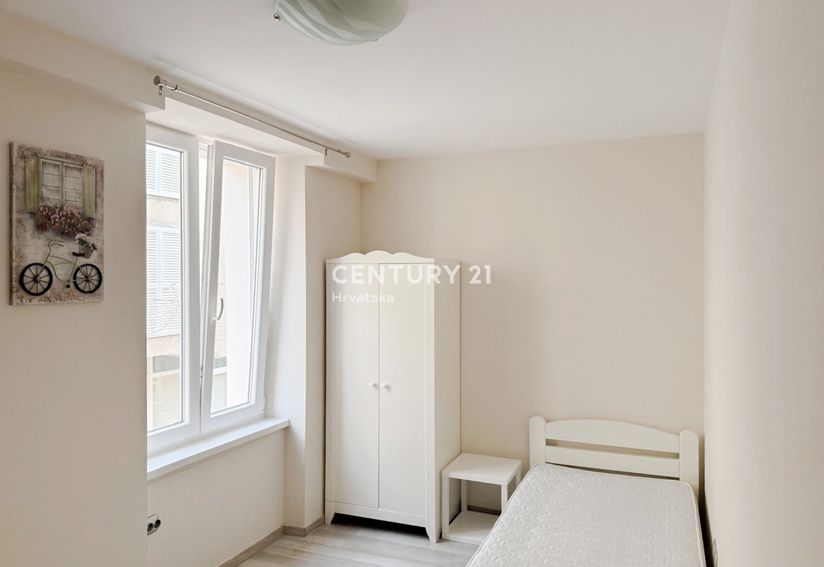 Zadar, Campo Castello, vendo appartamento di due locali e mezzo di 51 m2 al primo piano di un edificio