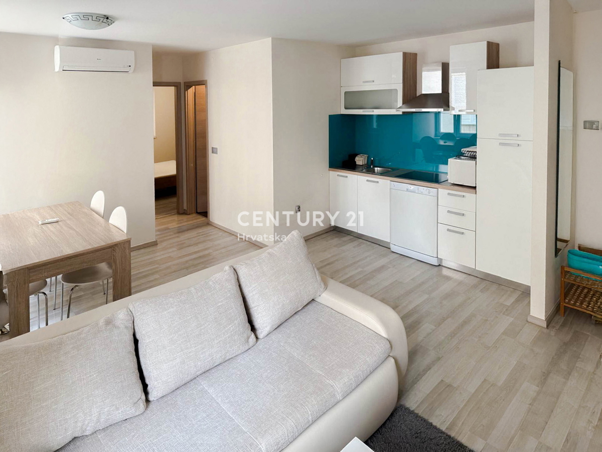 Zadar, Campo Castello, vendo appartamento di due locali e mezzo di 51 m2 al primo piano di un edificio