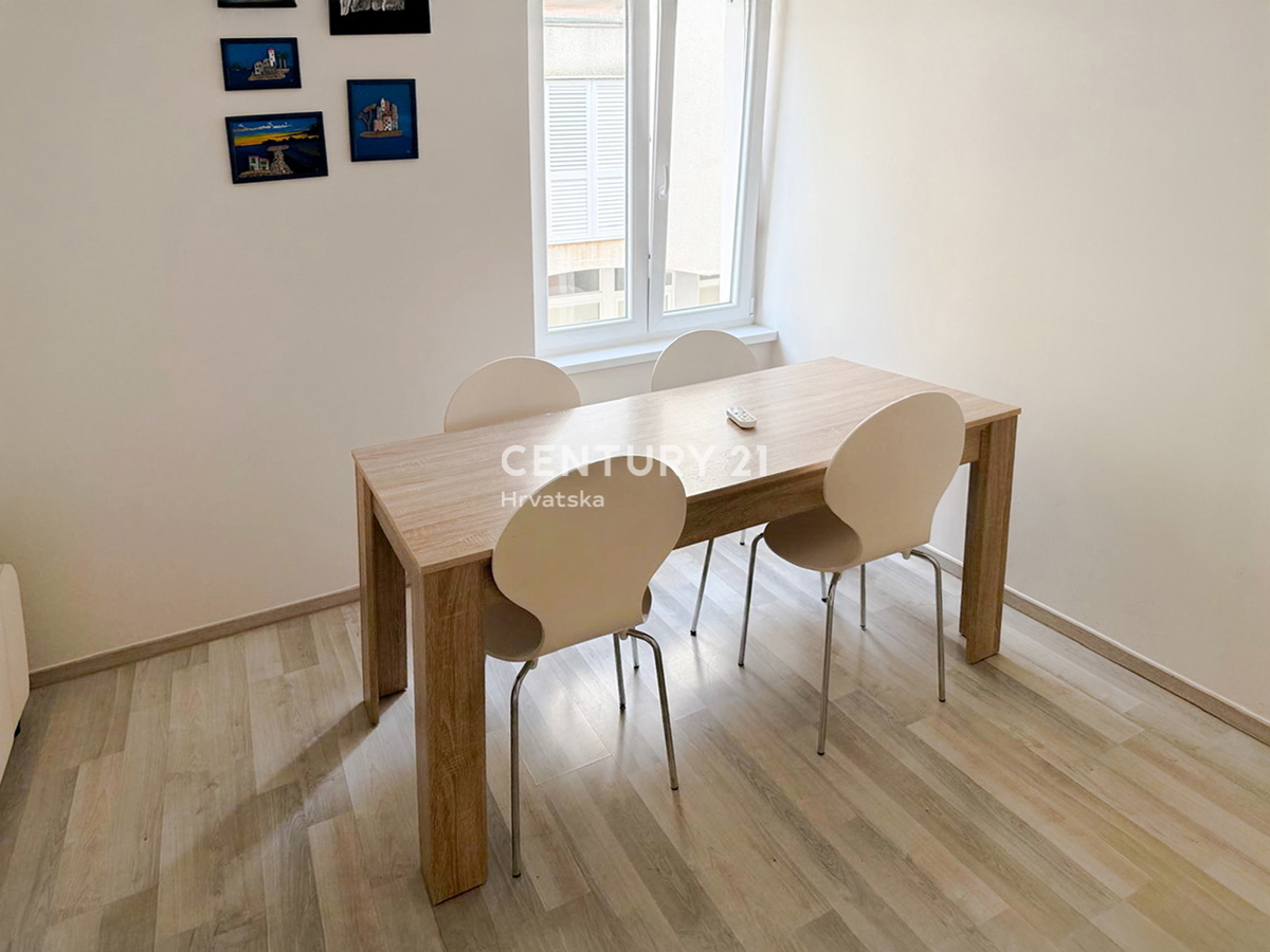 Zadar, Campo Castello, vendo appartamento di due locali e mezzo di 51 m2 al primo piano di un edificio