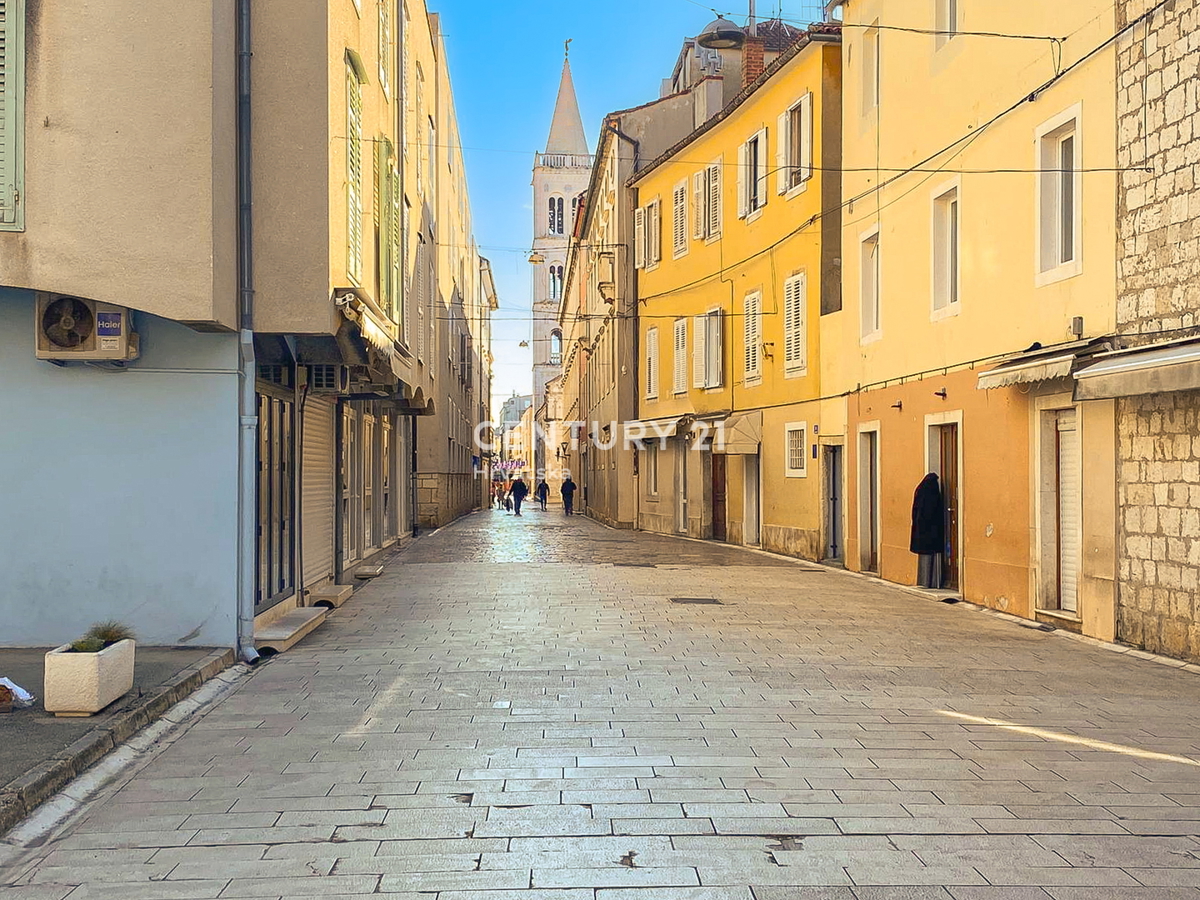 Zadar, Campo Castello, vendo appartamento di due locali e mezzo di 51 m2 al primo piano di un edificio