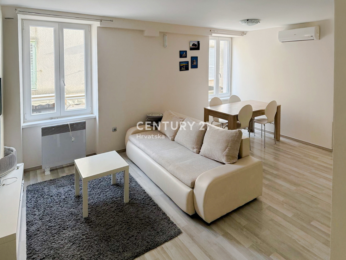 Zadar, Campo Castello, vendo appartamento di due locali e mezzo di 51 m2 al primo piano di un edificio