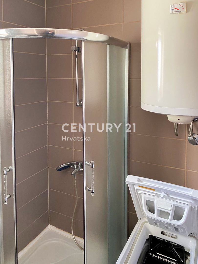 Zadar, Campo Castello, vendo appartamento di due locali e mezzo di 51 m2 al primo piano di un edificio