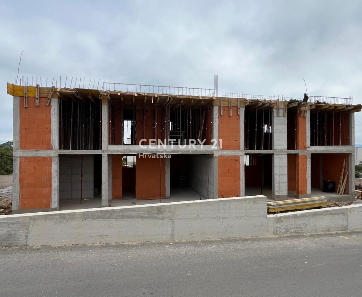 Vodice, casa bifamiliare con terrazza sul tetto e due posti auto