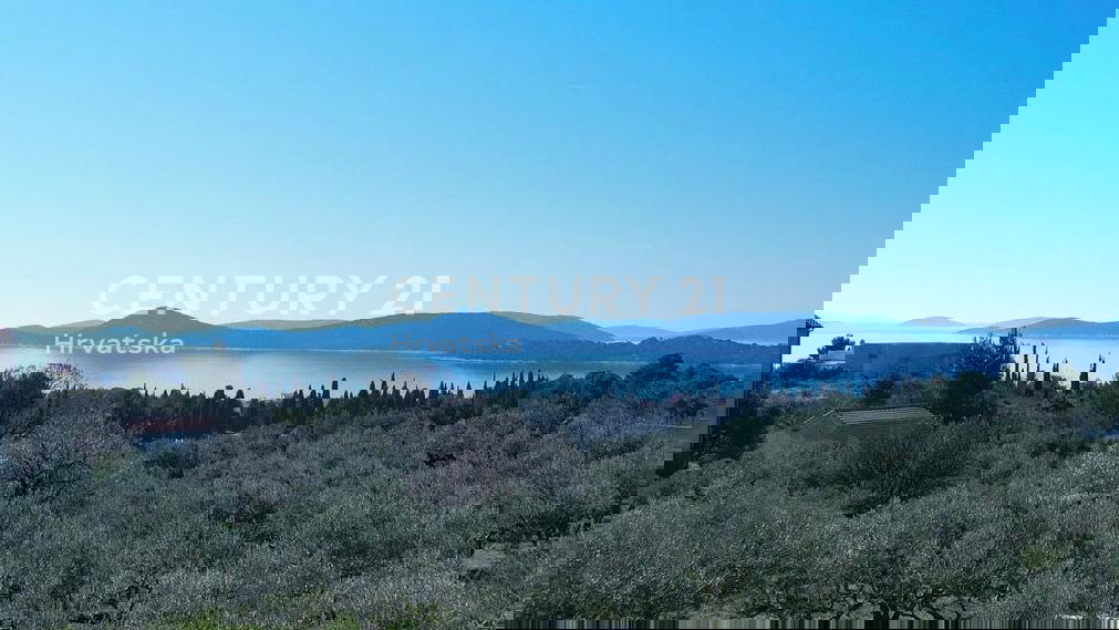 Vodice, casa bifamiliare con terrazza sul tetto e due posti auto