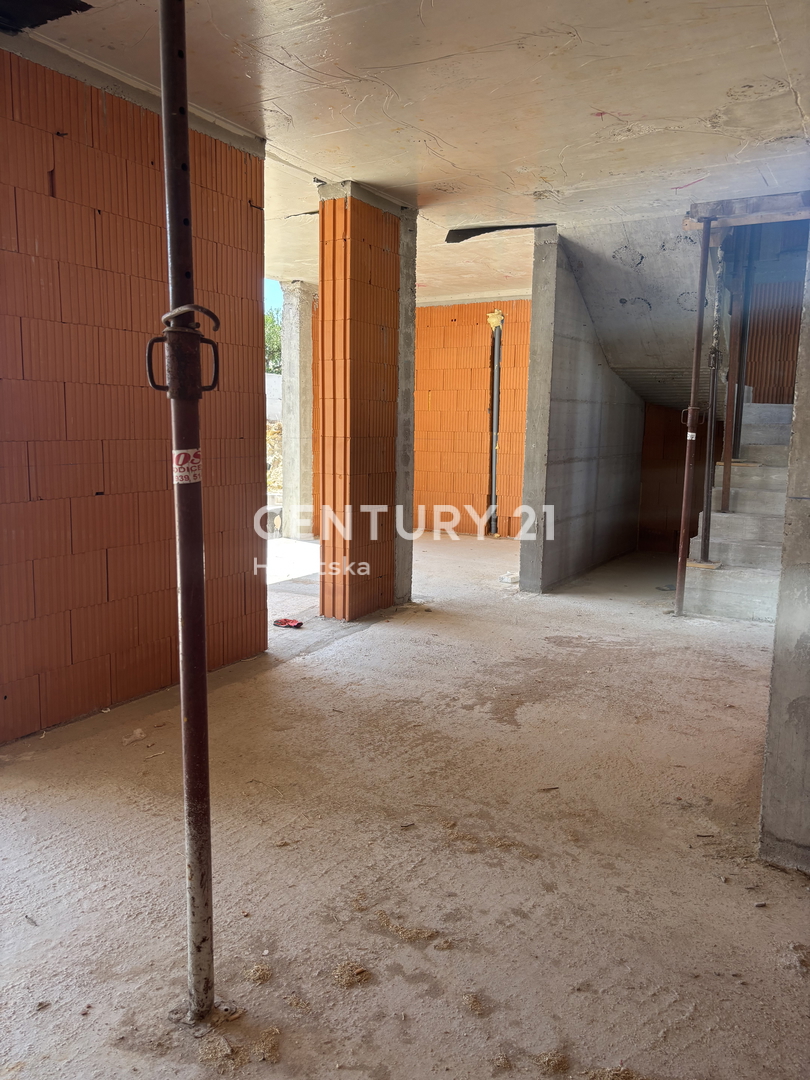 Vodice, casa bifamiliare con terrazza sul tetto e due posti auto