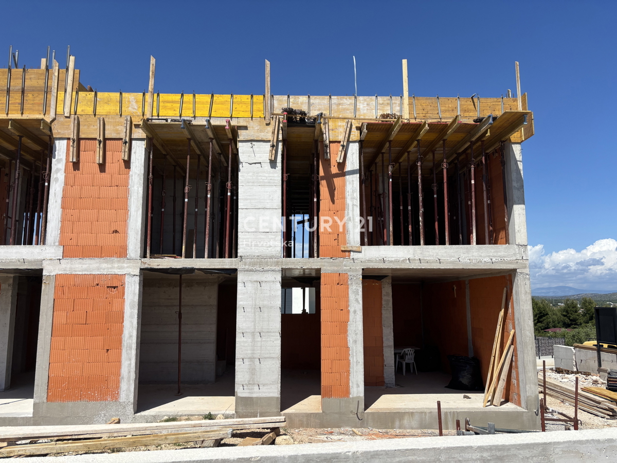 Vodice, casa bifamiliare con terrazza sul tetto e due posti auto