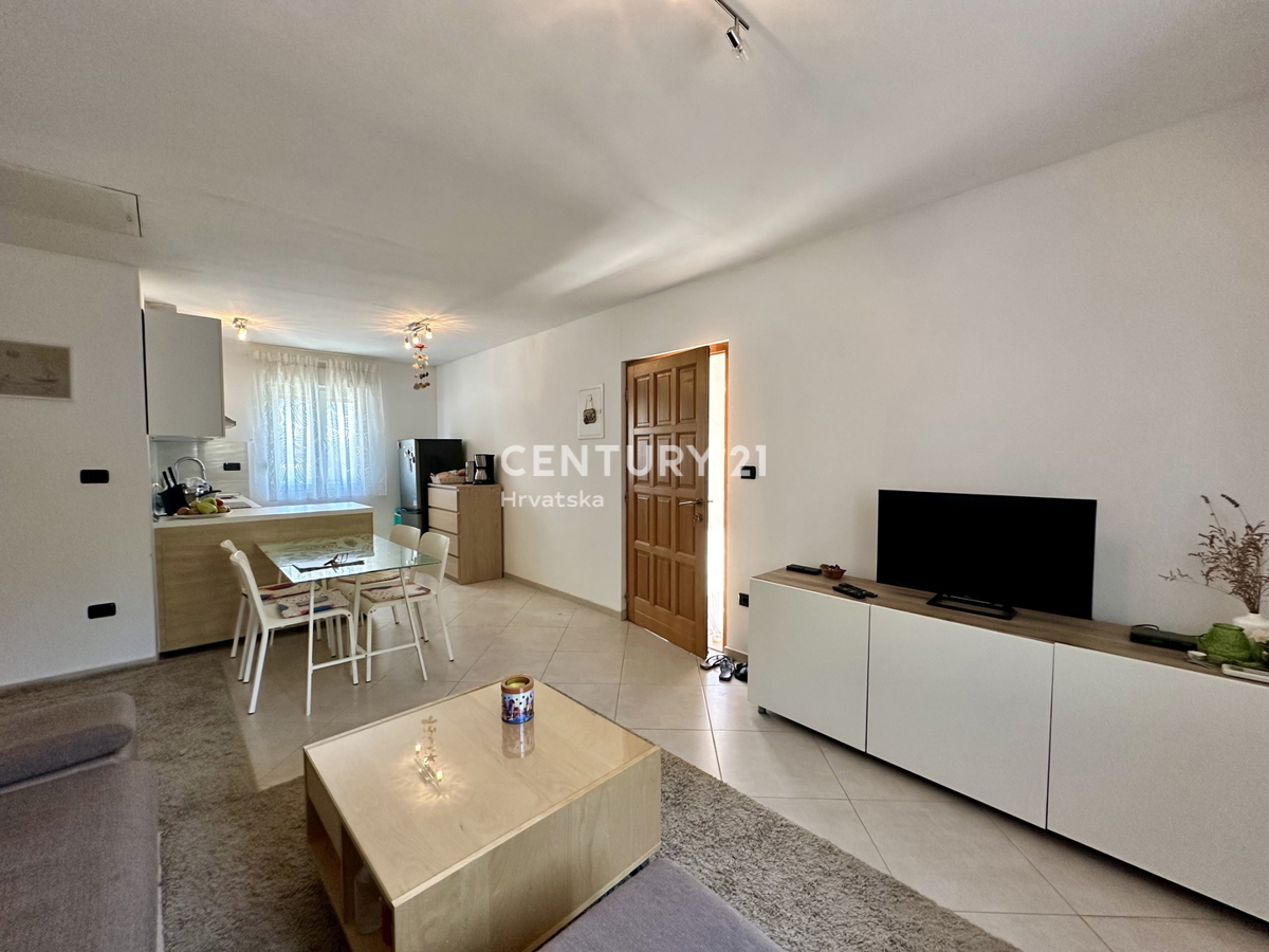 PULA, VALTURA, VILLA AL PIANO TERRA CON DUE CAMERE DA LETTO