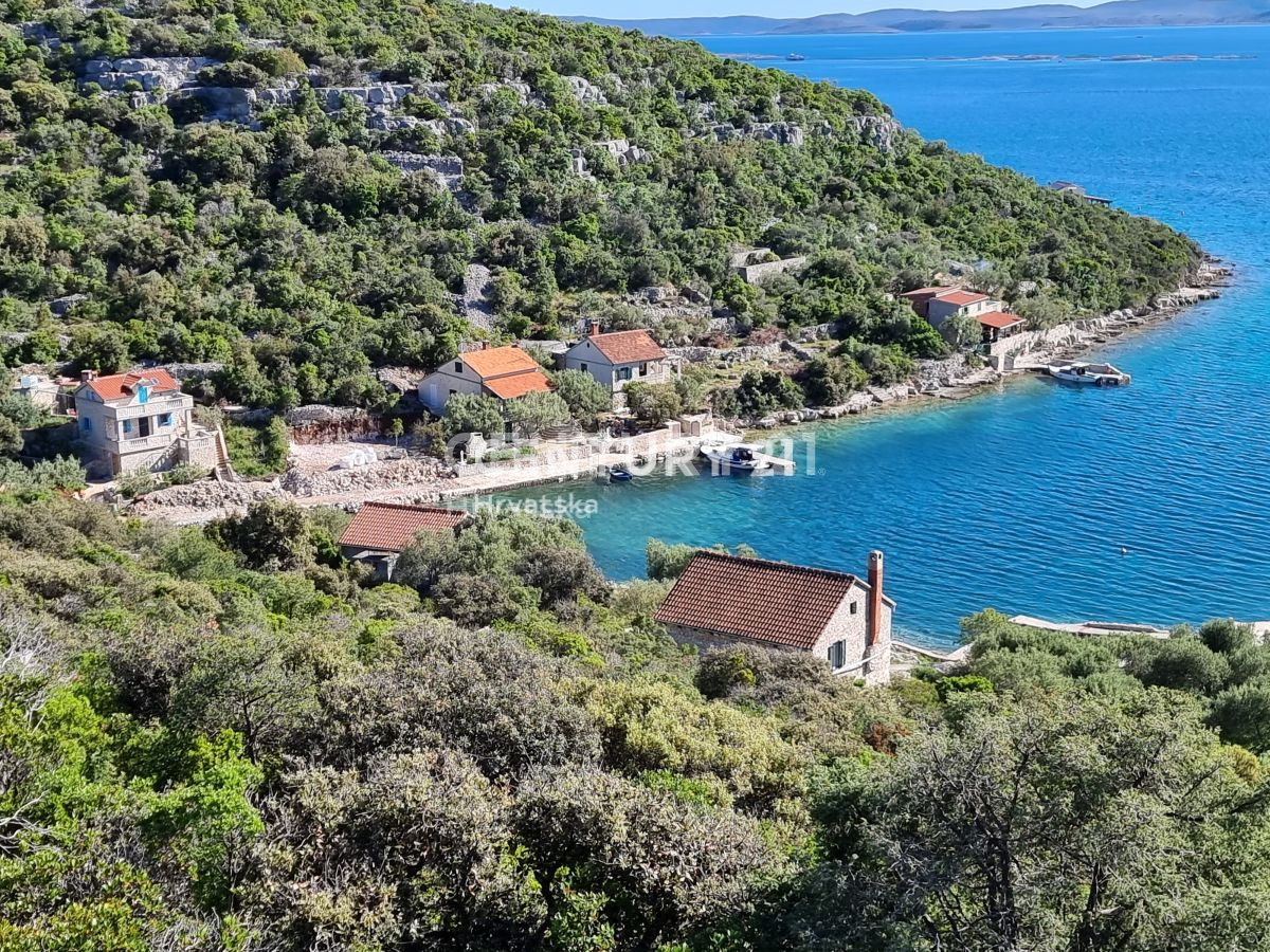 Tkon, Donje More, zemljište uz more u uvali zaštićenoj od vjetrova