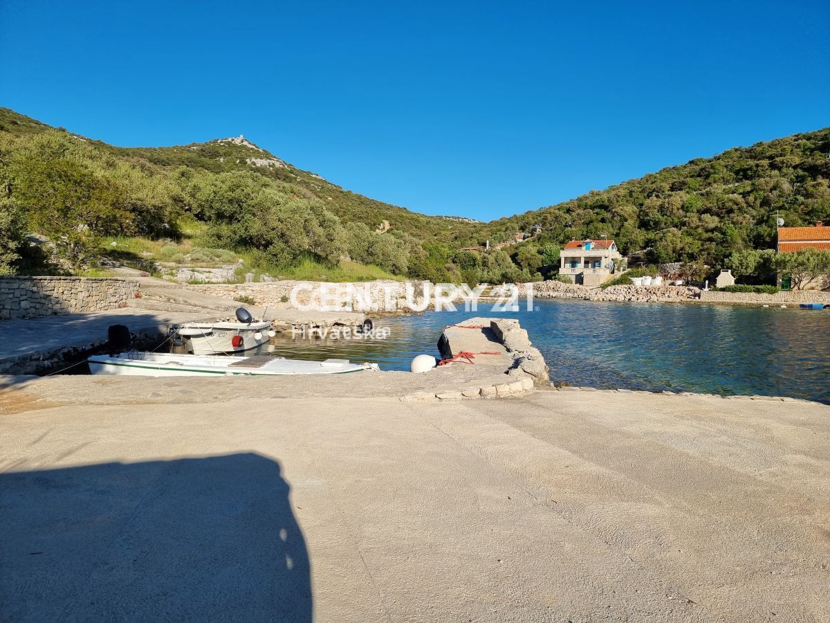 Tkon, Donje More, zemljište uz more u uvali zaštićenoj od vjetrova