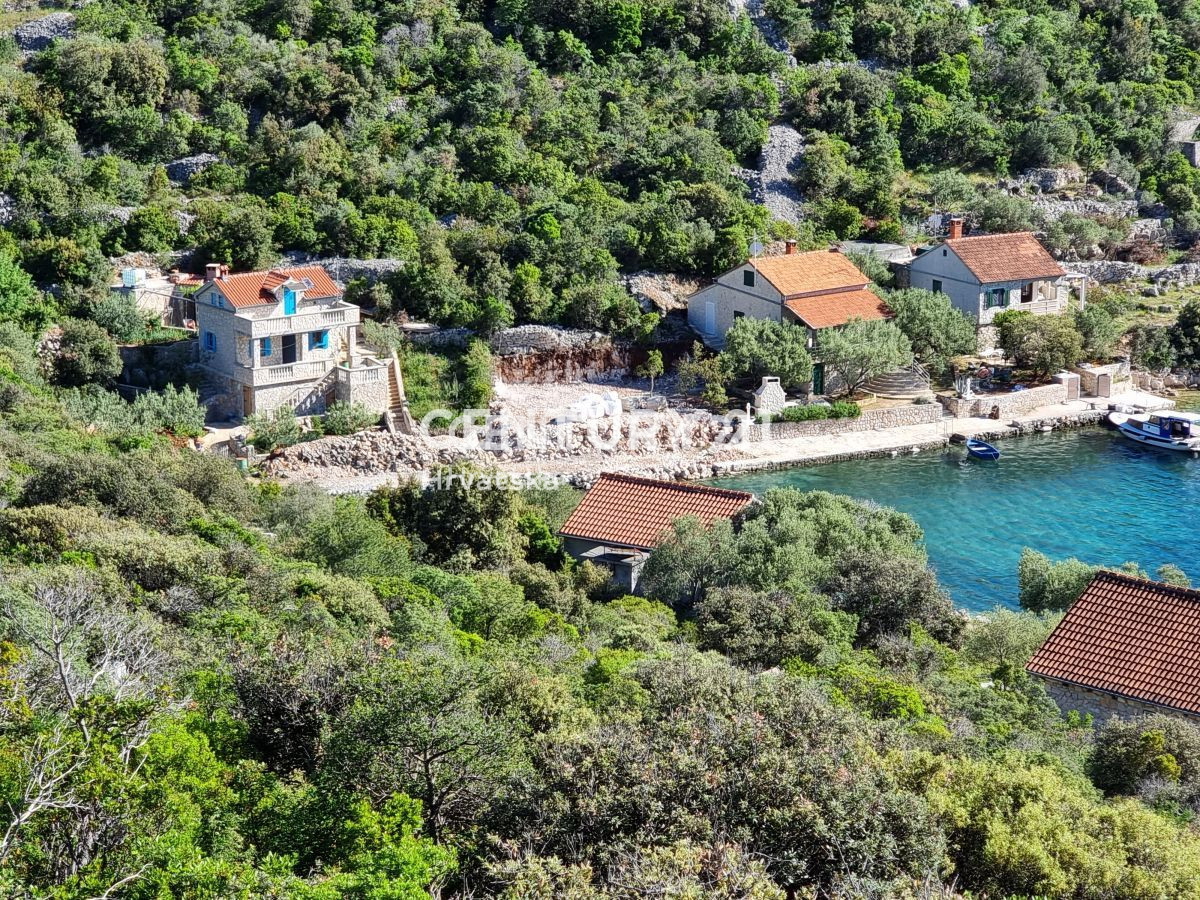 Tkon, Donje More, zemljište uz more u uvali zaštićenoj od vjetrova