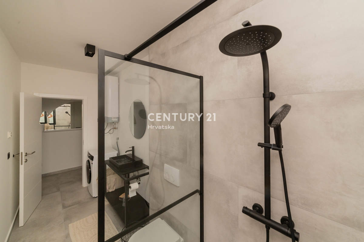 ZADAR, MASLENICA, APPARTAMENTO AL 1° PIANO, SPLENDIDA VISTA SUL MARE, 150 M DAL MARE