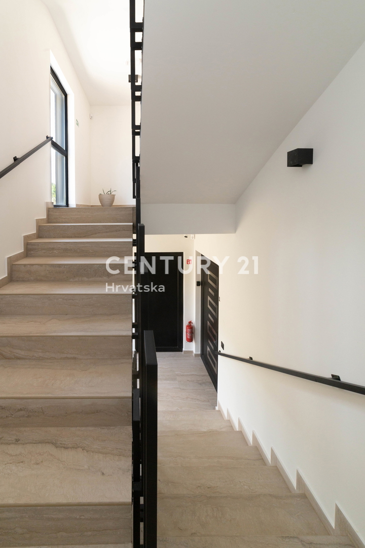 ZADAR, MASLENICA, APPARTAMENTO AL 1° PIANO, SPLENDIDA VISTA SUL MARE, 150 M DAL MARE