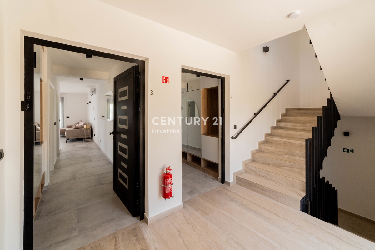 ZADAR, MASLENICA, APPARTAMENTO AL 1° PIANO, SPLENDIDA VISTA SUL MARE, 150 M DAL MARE