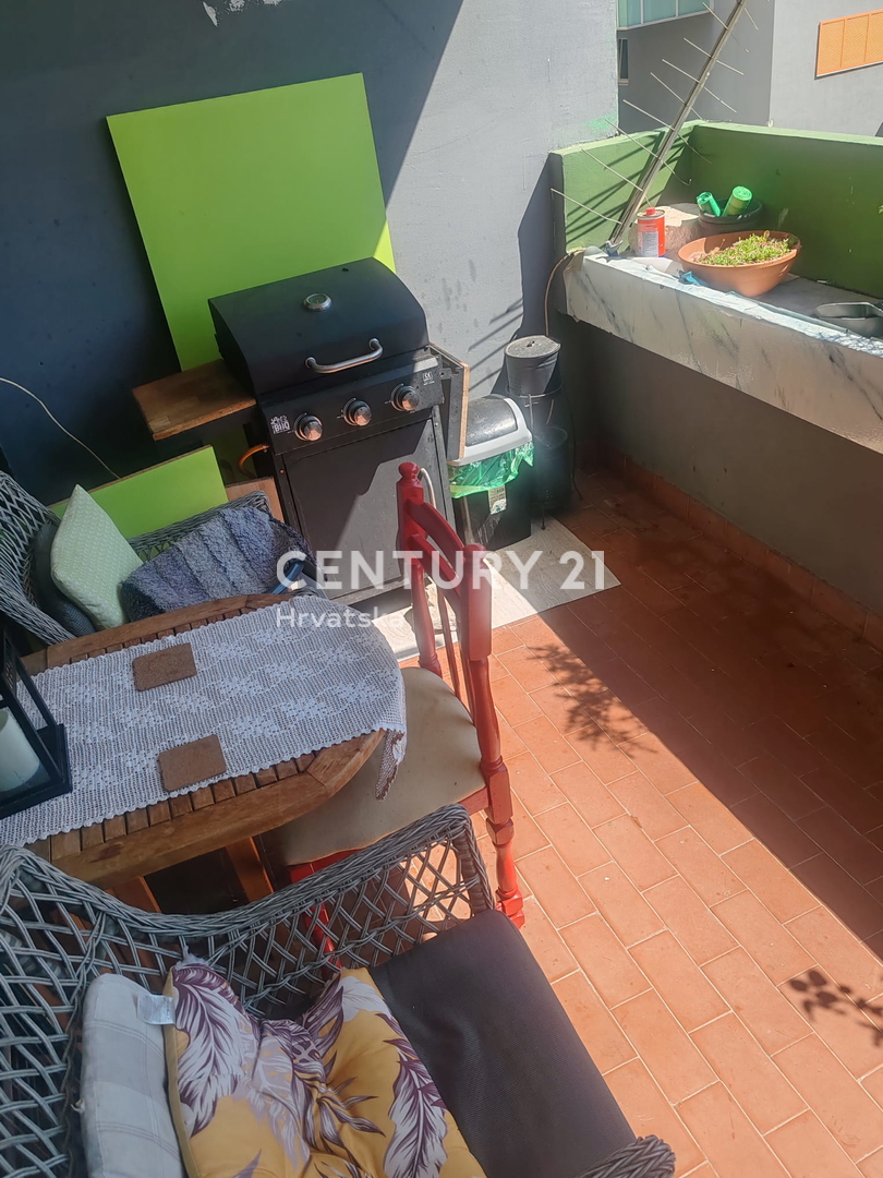 Šibenik - appartamento con due camere con vista mare - centro