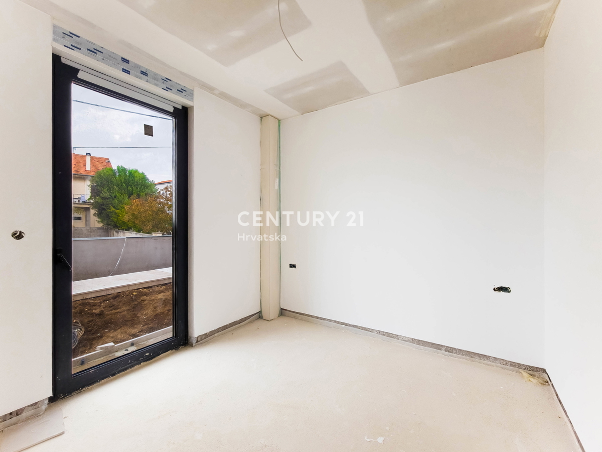 ZADAR, BILI BRIG, NUOVA COSTRUZIONE DI LUSSO, 3,5 VANI-110 m2, PIANO TERRA, GIARDINO