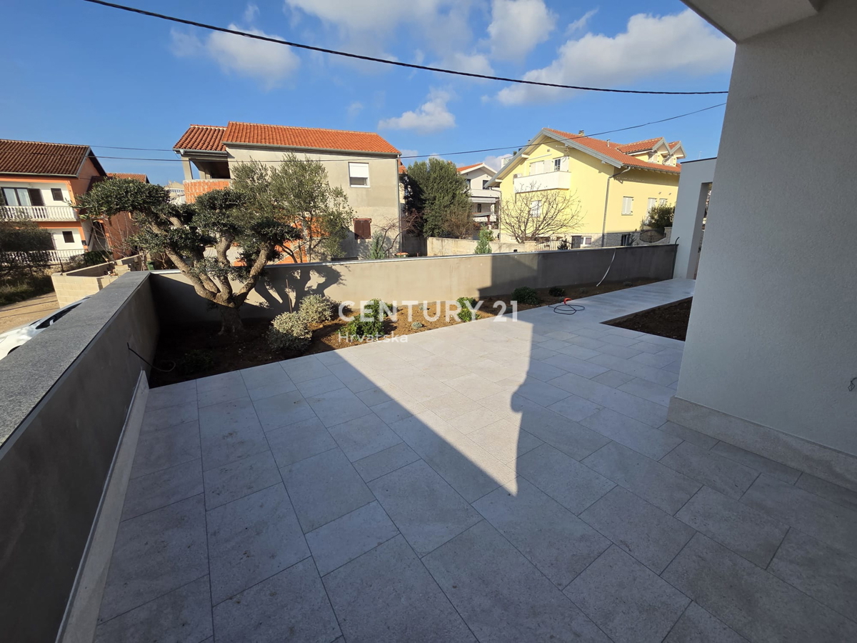 ZADAR, BILI BRIG, NUOVA COSTRUZIONE DI LUSSO, 3,5 VANI-110 m2, PIANO TERRA, GIARDINO
