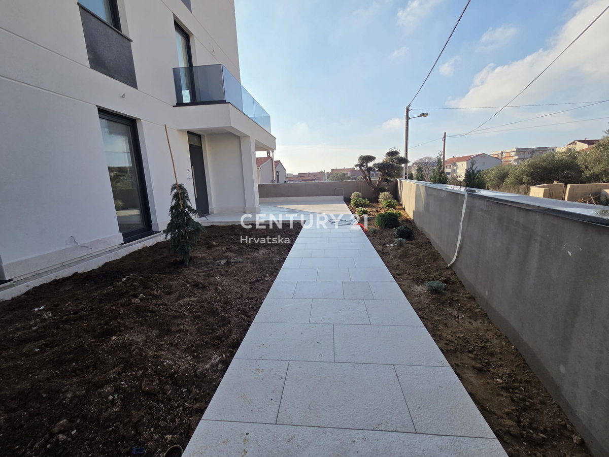 ZADAR, BILI BRIG, NUOVA COSTRUZIONE DI LUSSO, 3,5 VANI-110 m2, PIANO TERRA, GIARDINO