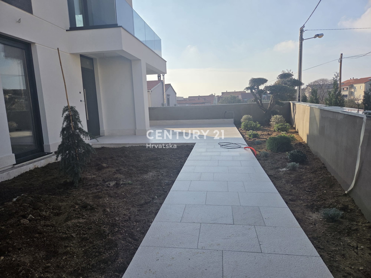 ZADAR, BILI BRIG, NUOVA COSTRUZIONE DI LUSSO, 3,5 VANI-110 m2, PIANO TERRA, GIARDINO