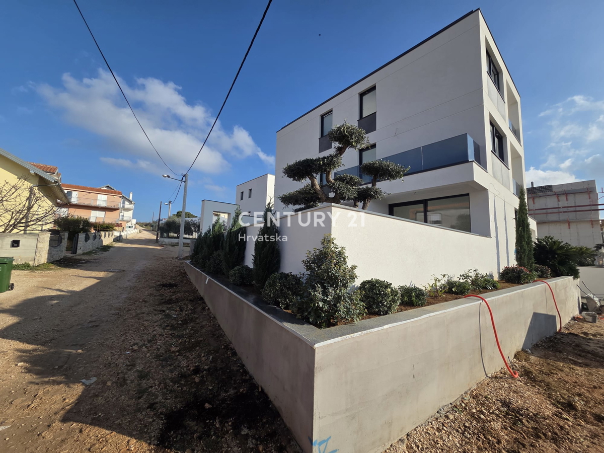 ZADAR, BILI BRIG, NUOVA COSTRUZIONE DI LUSSO, 3,5 VANI-110 m2, PIANO TERRA, GIARDINO