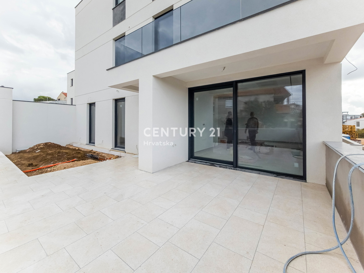 ZADAR, BILI BRIG, NUOVA COSTRUZIONE DI LUSSO, 3,5 VANI-110 m2, PIANO TERRA, GIARDINO