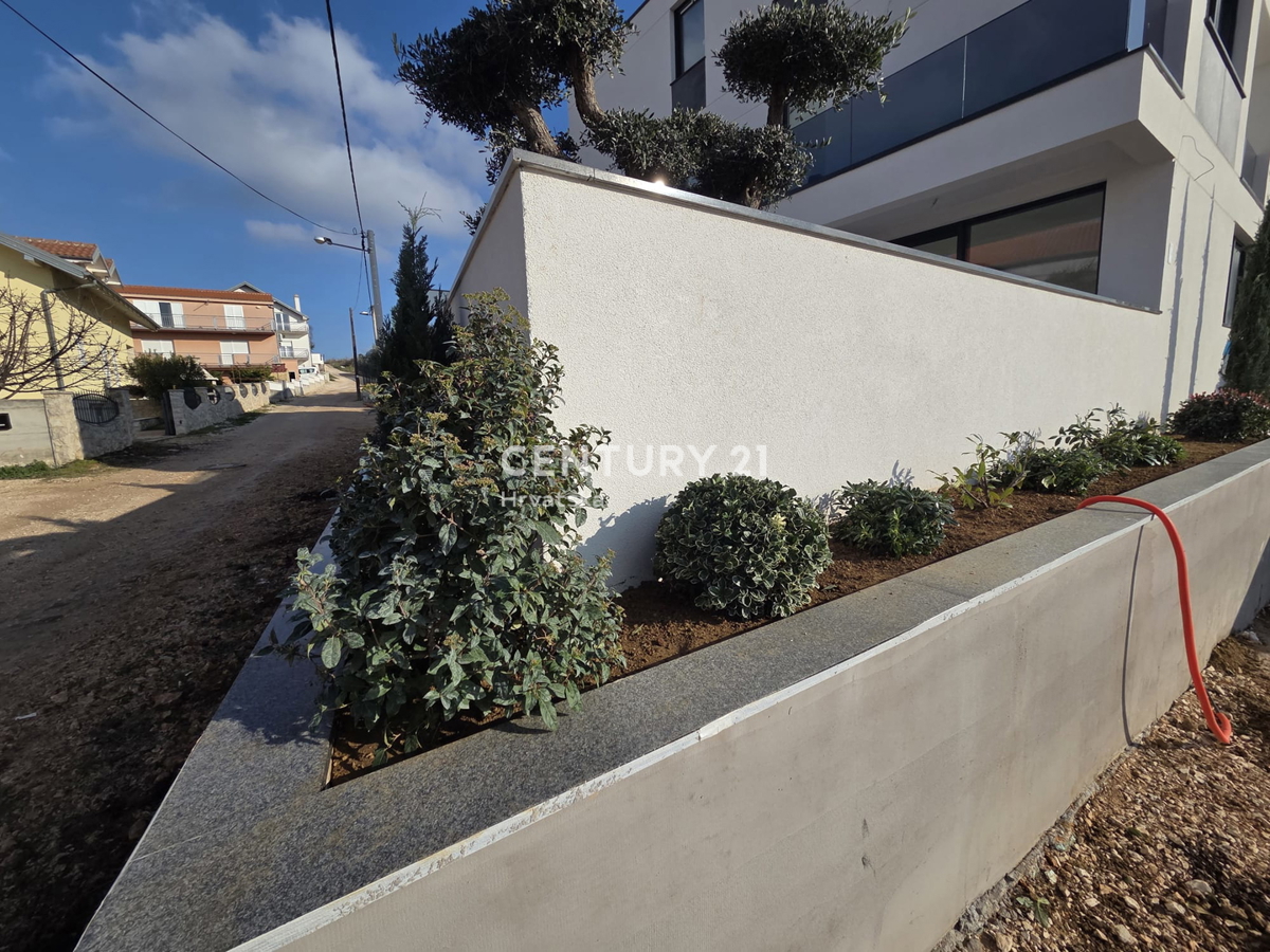 ZADAR, BILI BRIG, NUOVA COSTRUZIONE DI LUSSO, 3,5 VANI-110 m2, PIANO TERRA, GIARDINO