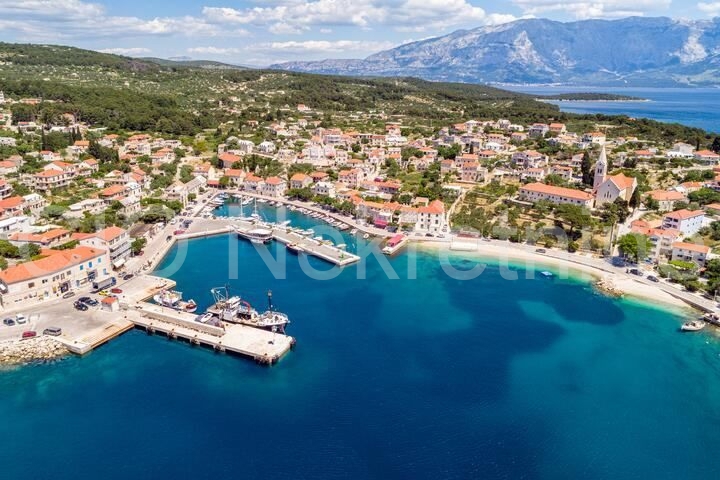 Brač, Sumartin, terreno edificabile 5.000 m2, 1a fila al mare