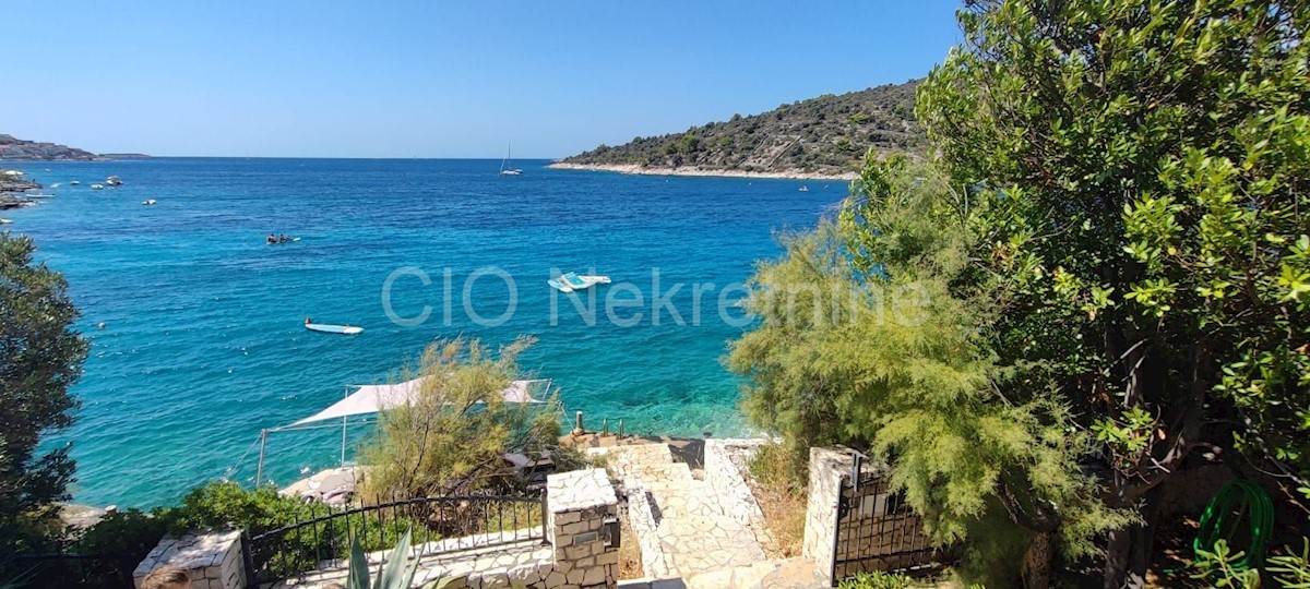 Sevid, casa con giardino, prima fila al mare, in vendita